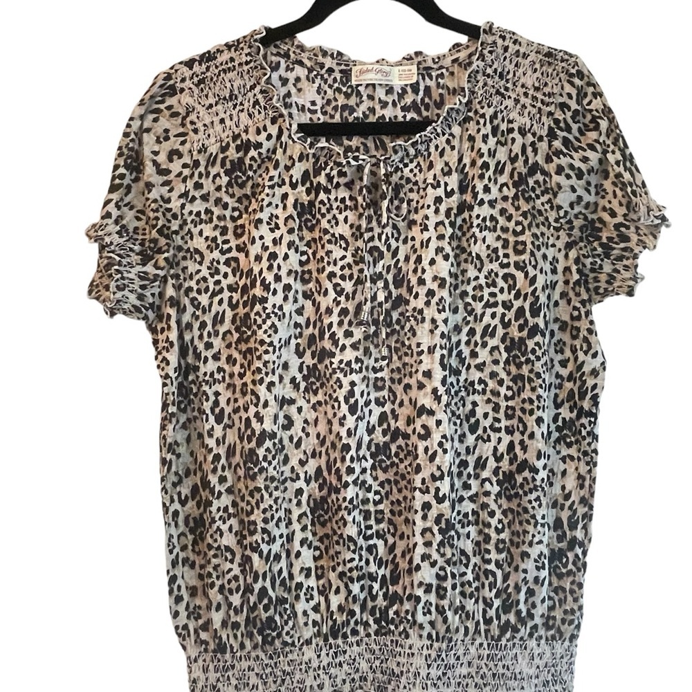 Woman’s short sleeve‎ animal print, shirring waist and sleeves, size Large